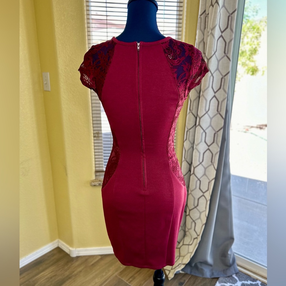 EUC Juniors' IZ Byer Wine Lace Bodycon Dress - Picture 9 of 15